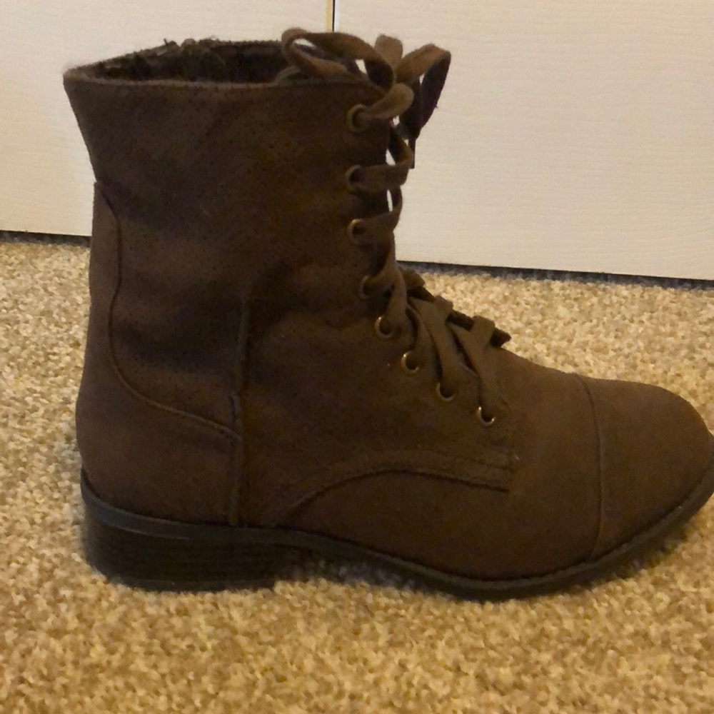 Shoes - Picture 2 of 6